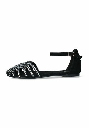 Scarpa piatta nera in suede con punta affusolata, dotata di decorazioni in strass e di una fascia attorno alla caviglia. Suola flessibile, design minimalista.