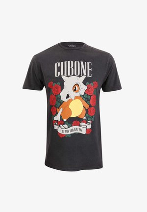 Sort bomulds T-shirt med en farverig grafik af Cubone blandt røde roser, med teksten "Cubone" og "Klar til kamp" i fed skrift.