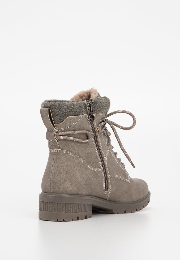 Grijze suède enkellaars met een zachte, grijze fleece kraag, veters en een zijrits. Heeft een stevige, gestructureerde zool.