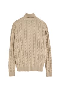 Beige kabelstickad tröja med hög krage, med ett texturerat mönster, ribbade mudd och en figursydd midja, tillverkad av ett mjukt material.