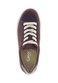 Braune Wildleder-Sneaker mit runder Zehenpartie, beigen Schnürsenkeln und weißer Laufsohle. Verfügt über einen gepolsterten Schaft und ein Logo auf der Innensohle. Insgesamt glatte Textur.