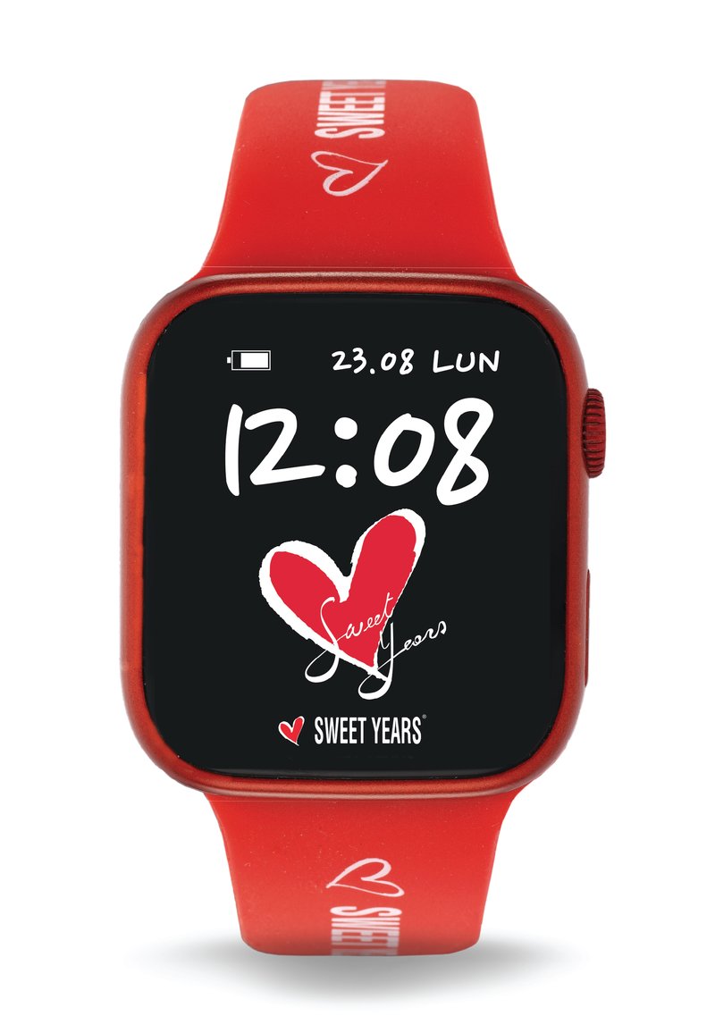 Punainen älykello, jossa on neliömäinen näyttö, musta näyttö, digitaalinen kellonaikänäyttö ja "Sweet Years" -logo punaisella sydäntavalla. Silikonihihna.