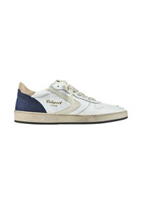 Scarpa sportiva bianca con tomaia in pelle testurizzata, accenti beige e blu navy, punta tonda e suola in gomma testurizzata. Dettaglio del logo dorato sul lato.
