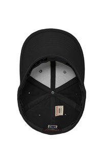 Zwarte pet gezien van bovenaf, met een gebogen klep, stoffen zweetband, interieur labels en ventilatiegaten. Eenvoudig en functioneel ontwerp.