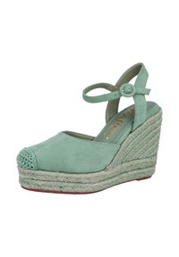 Sandalia de cuña verde de ante con punta redondeada, suela de yute trenzado, correa de tobillo ajustable y detalle de ganchillo en la puntera.
