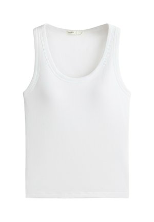 Débardeur blanc à côtes sans manches avec un col rond et une étiquette de marque visible à l’intérieur du col.