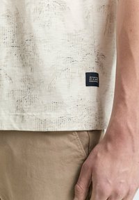 TOM TAILOR MIT PALMEN - T-shirt con stampa - off white stripe palm design