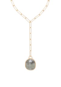 Guldkæden har et Y-formet design med strakte papirclips-lingker og en stor, oval grå labradorit-pendant.