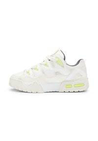 Scarpa sportiva bianca con pannelli in rete e pelle, dettagli in neon giallo, colletto imbottito e suola testurizzata. Presenta una punta rotonda e lacci.