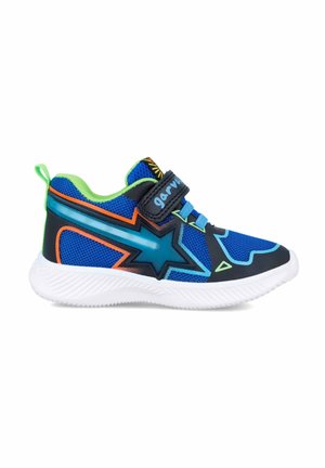 Zapatillas de malla azul para niños con detalles en verde neón, correas negras y acentos naranjas. Presenta un diseño de estrellas y suela de goma blanca.
