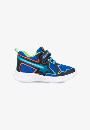 Zapatillas de malla azul para niños con detalles en verde neón, correas negras y acentos naranjas. Presenta un diseño de estrellas y suela de goma blanca.