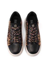 Un paio di sneaker nere con lati in stampa leopardata e lacci coordinati in stampa leopardata su suole bianche, viste dall'alto.