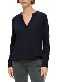 Marinblå långärmad topp med V-halsdesign, tillverkad av lättviktsmaterial, med en avslappnad passform och subtila sömnadsdetaljer.