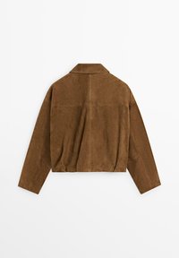 Giacca in camoscio marrone con maniche lunghe, ampio colletto e orlo dritto, vista da dietro su sfondo bianco.