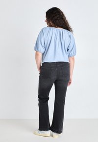 ONLY Carmakoma CARWILLY - Platėjantys džinsai - black denim
