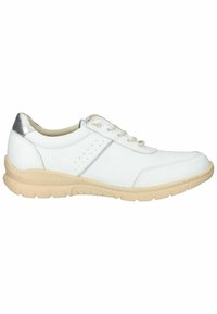 Sneaker bianca in pelle con design perforato, suola in gomma beige e dettaglio argentato sul tallone. Presenta chiusura con lacci e punta arrotondata.