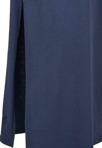 Tricou bleumarin, fabricat din bumbac moale, cu o fanta laterală pentru ventilație. Gât rotund și mâneci lungi cu o textură netedă.