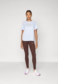 ASICS FUJITRAIL LOGO TOP - Sports T-shirt - blue fade