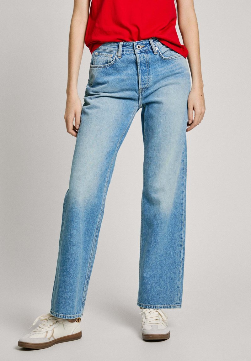 Gai zili džinsi ar brīvu, taisnā kāju piemēru, kas aprīkoti ar piecām kabatām, pogu un rāvējslēdzēju, kā arī ar maigu izbalēšanu.