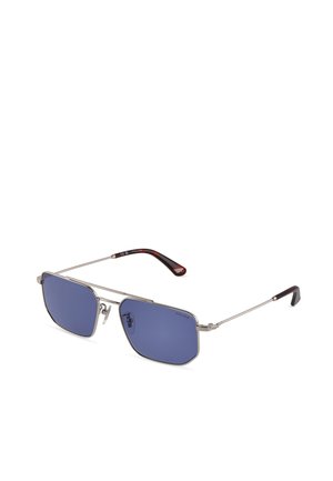 Lunettes de soleil à monture métallique argentée, verres rectangulaires bleus et branches fines avec embouts rouge foncé et noir.