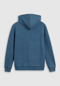 Blauwe hoodie met een zachte textuur. Heeft een kangoeroezak en ribgebreide manchetten. Soepele stof met een casual ontwerp.