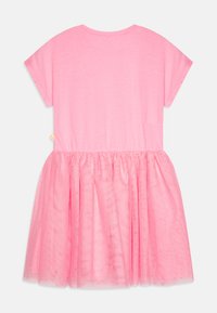 Ροζ φόρεμα με κοντά μανίκια, μαλακό βαμβακερό τοπ και φούστα από τούλι με στρώσεις που έχει μια αστραφτερή μοτίβα. Στρογγυλή λαιμόκοψη και ελαστική μέση.