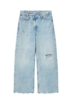 Hellblaue Jeans mit weitem Bein, Distressed-Löchern an den Oberschenkeln und ausgefransten Säumen, mit Vordertaschen und Gürtelschlaufen.