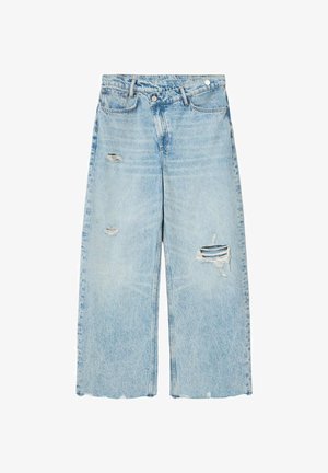 Hellblaue Jeans mit weitem Bein, Distressed-Löchern an den Oberschenkeln und ausgefransten Säumen, mit Vordertaschen und Gürtelschlaufen.