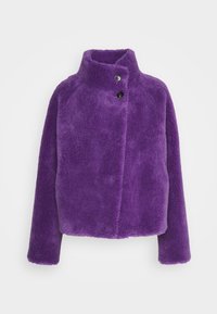 Lila konstpälsjacka med hög krage, två svarta knappar och långa ärmar. Mjuk textur och boxig design.