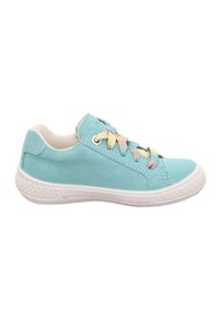 Helle blaue Wildleder-Sneaker mit weißer Gummisohle. Verfügt über mehrfarbige Schnürsenkel und einen gepolsterten Kragen. Schlichtes Design mit genähten Akzenten.