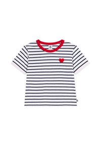 Κοντομάνικο μπλουζάκι με οριζόντιες λωρίδες σε ναυτικό μπλε και λευκό, κόκκινο στρογγυλό ντεκολτέ και μικρό κόκκινο καρδιά κονκάρδα στο αριστερό στήθος.