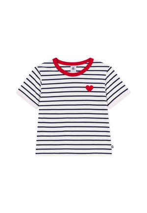 Tričko s krátkým rukávem s vodorovnými pruhy v námořnické modři a bílé, červeným kulatým výstřihem a malou červenou nášivkou ve tvaru srdce na levé straně hrudi.