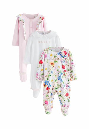 Trois bodies pour bébé : un rose avec des volants floraux, un blanc avec une impression "BAKER" et un col, et un motif floral en rose, bleu et vert.