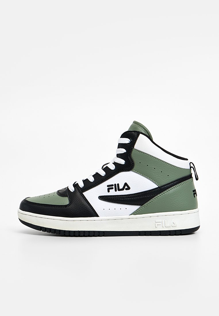 Sneakers high-top verdi e neri con dettagli bianchi, caratterizzati da una tomaia in pelle texture, cuciture a contrasto e un logo sul lato.