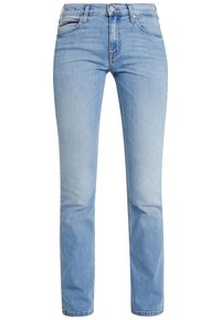 Vaqueros de denim azul claro con pierna recta, cintura de altura media y un ligero desgastado, que presentan un diseño clásico de cinco bolsillos y herrajes de metal.