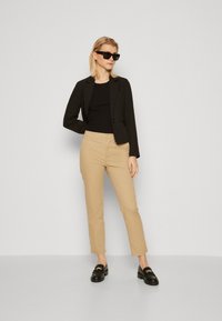 GAP DOWNTOWN - Auduma bikses - khaki