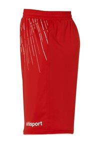 Røde sports shorts lavet af letvægtsstof har et vertikalt hvidt design og et elastisk taljebånd. Mærket "uhlsport" er synligt.