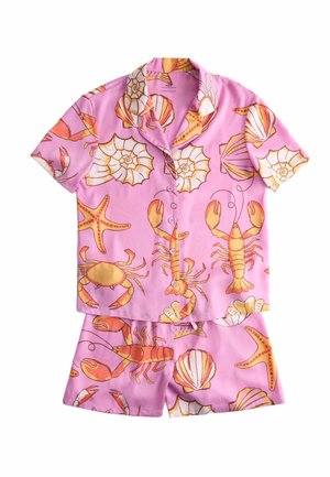Pink kortærmet skjorte med knapper og shorts-sæt med orange havdyr og skaller print, inklusive hummer, krabbe, søstjerne og muslinger.