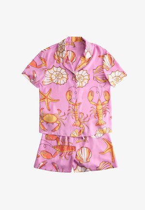 Pink kortærmet skjorte med knapper og shorts-sæt med orange havdyr og skaller print, inklusive hummer, krabbe, søstjerne og muslinger.
