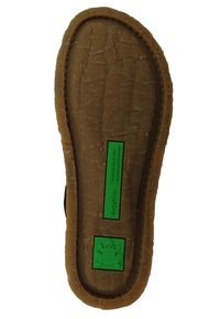 Podeszwa sandała wykonana z teksturowanego brązowego materiału gumowego. Zawiera zieloną metkę z napisem "Recycl-us" oraz logo żaby.