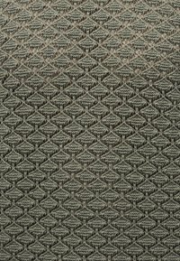 Tissu tricoté gris texturé avec des motifs en relief en forme de diamants et de citrouilles dans un dessin géométrique répétitif.