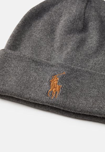 Gorro cinza tricotado com a aba dobrada, apresentando um logótipo da polo em laranja bordado na frente. Textura suave com um design canelado.