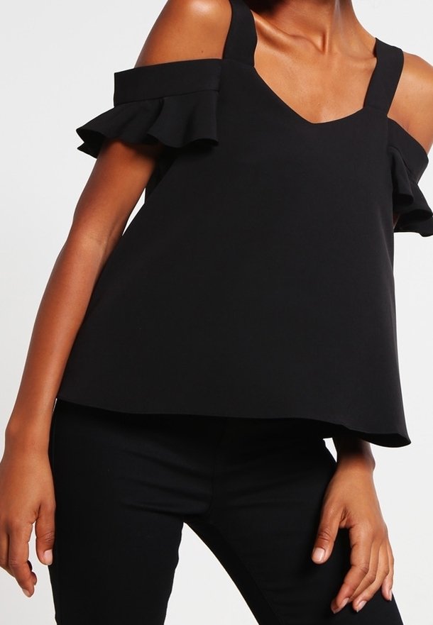 Top nero off-shoulder con maniche a ruffle, design a V, e silhouette fluida, realizzato in un tessuto liscio e leggero.
