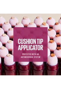 Applicatori con punta a cuscinetto con punte rosa morbide e perle di prodotto marrone, confezionati in contenitori rossi lucidi, progettati con un sistema antimicrobico.