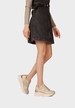 Queen Helena, X35-26 - Sneakers basse - oro