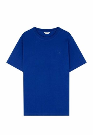 Camiseta de algodón azul con escote redondo y mangas cortas. Presenta un pequeño logo en el pecho. Textura suave, ajuste estándar.