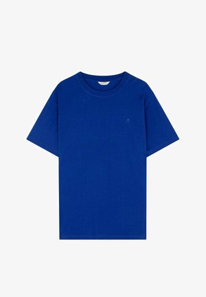 Blauwe katoenen t-shirt met een ronde halslijn en korte mouwen. Heeft een klein logo op de borst. Zachte textuur, normale pasvorm.