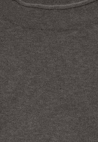 Mörkgrå sweatshirt i mjukt, texturerat stickat tyg. Har en rund halsringning och en sömlös design utan synliga detaljer eller mönster.