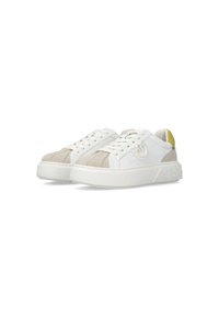 Zapatillas blancas con acentos de ante beige y una pestaña en el talón amarilla. Presentan puntera redonda, cordones planos y suela de goma blanca texturizada.