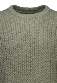 Pull en tricot de couleur vert olive, présentant un motif en chevrons texturé et un col rond avec une bordure côtelée.